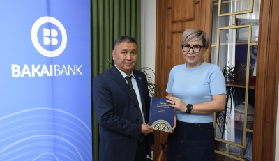 «Бакай Банк» передал литературу на кыргызском языке школьным библиотекам